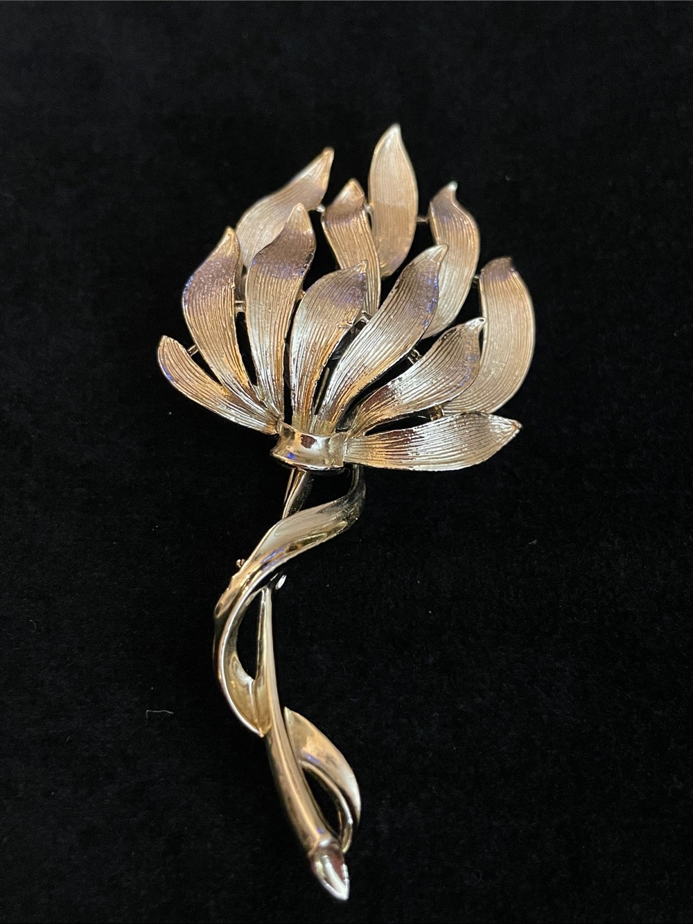 Vintage LISNER SIGNED Gold-Tone Floral Leaf Brooch!